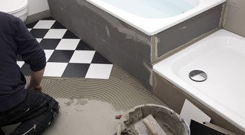Umzug ins Eigenheim: Mit welchen Kosten ist für die Badsanierung zu rechnen?